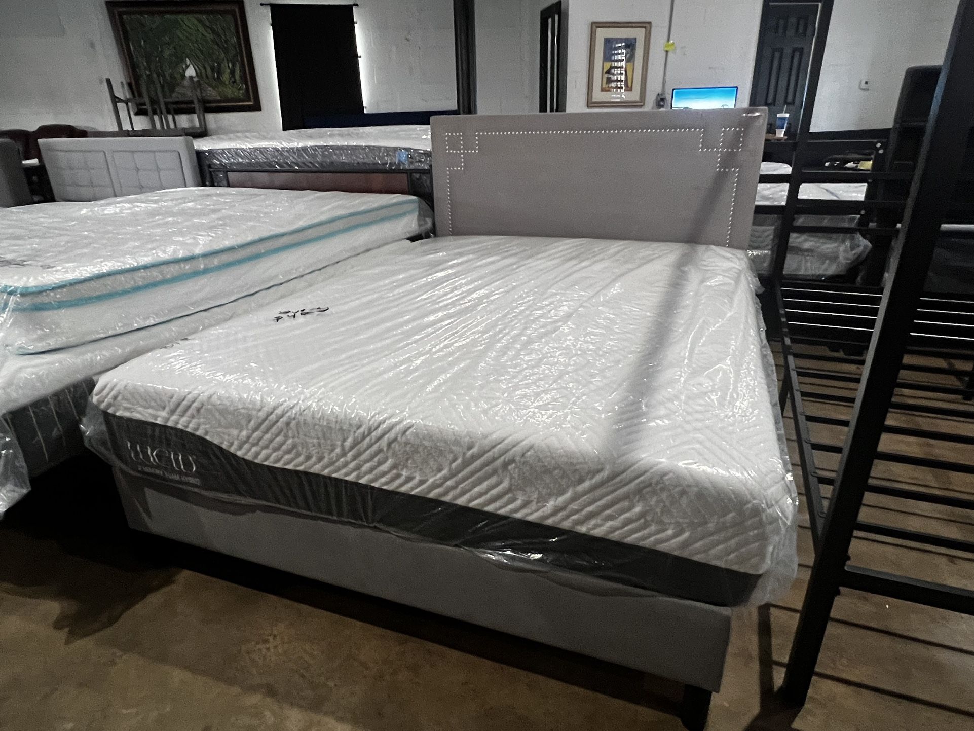Beautiful Queen Gel Memory Mattress On Sale. Incredibly Comfortable. Only $39 To Get It