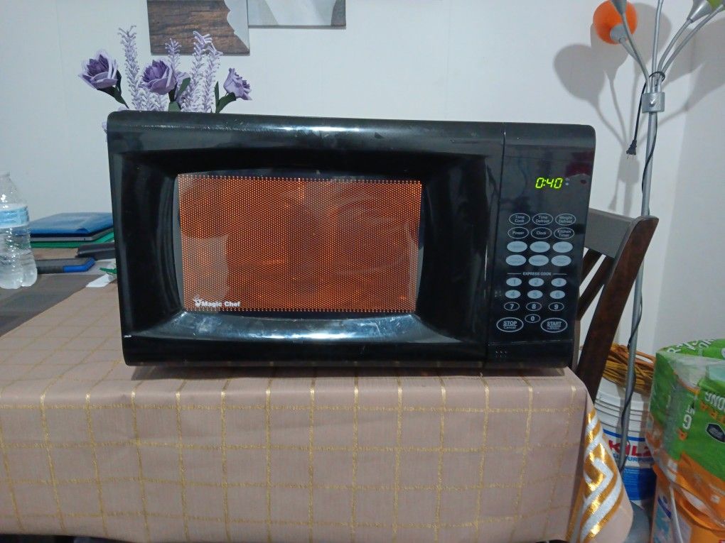 MICROWAVE MAGIC CHEF EXCELLENT CONDITIONS
