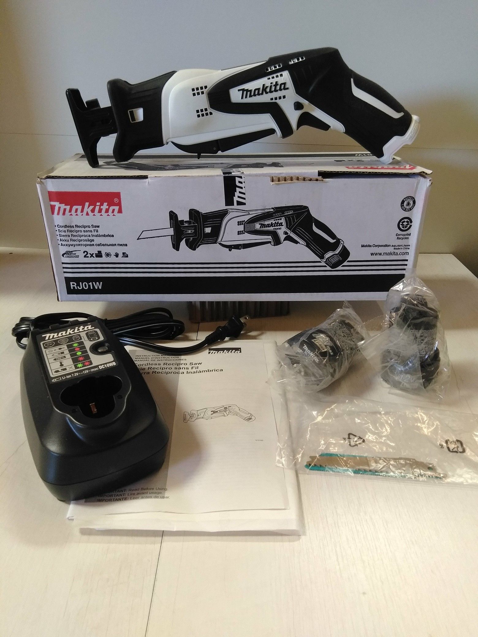 New Makita cordless recipro saw kit with 2 12V batteries and a charger!!!!! Pick up $90 firm!!!! Shipping offer $100