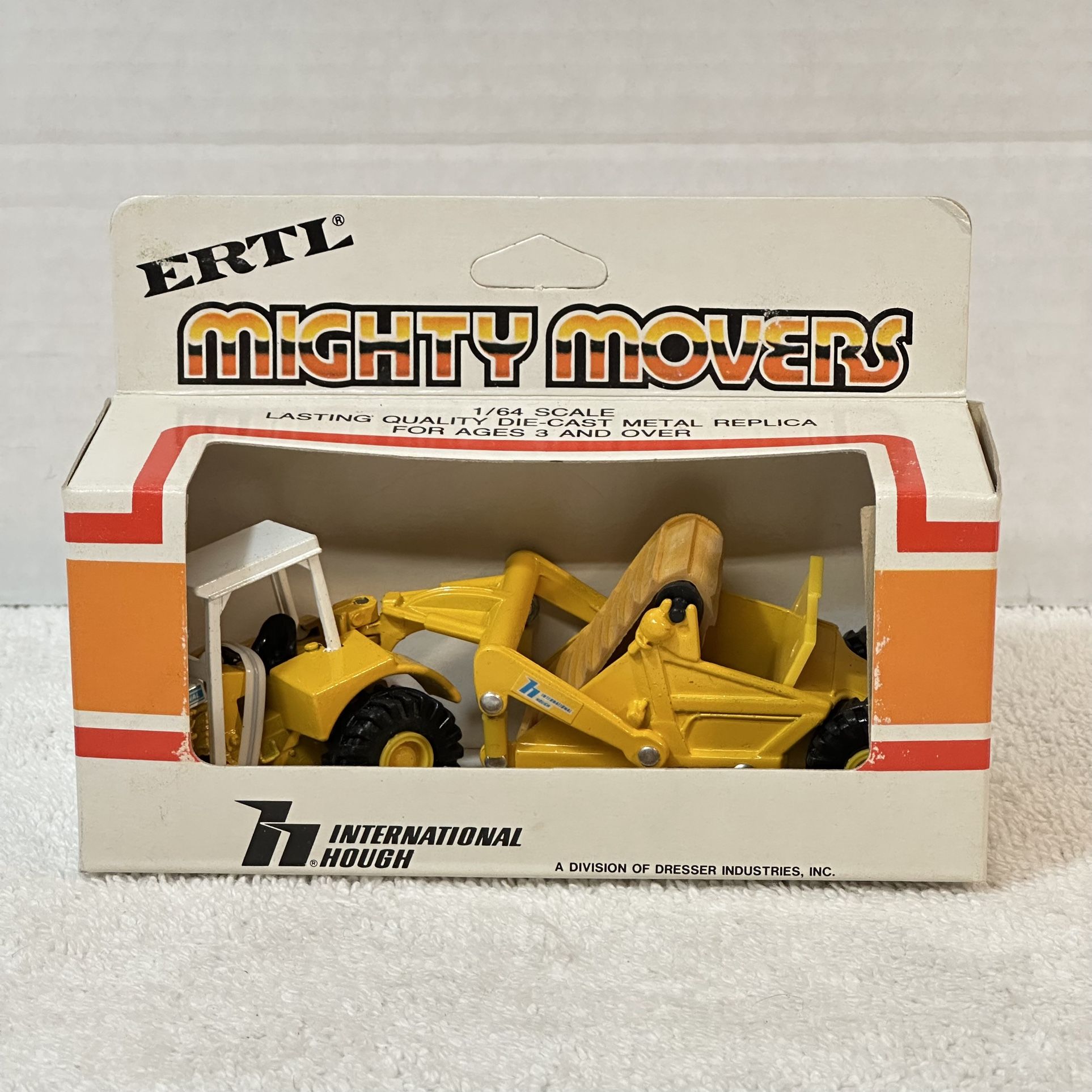 Ertl New Diecast 1/64 Scale Construction Equipment Scraper-Nice Detail and Articulation