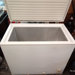 7 CU FT Chest Freezer