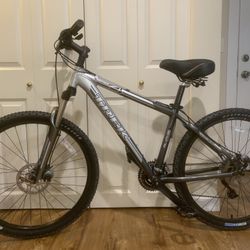 Trek 4300 series 4, like New. For rider 5’2-5’8, dual disc brakes, wheels 26”, shimano 24 speeds. Comfortable seat. Clean. No issues 