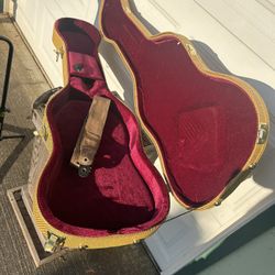 Nearly new tweed Fender telecaster guitar case in excellent condition, comes with key. Everything works well and looks great. Beautiful interior also.