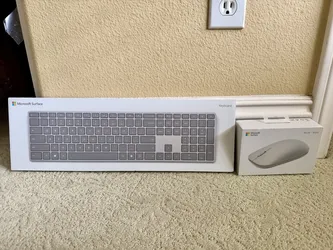 Microsoft Surface Bluetooth Keyboard Model: 1742 With Surface Souris Mouse 1741