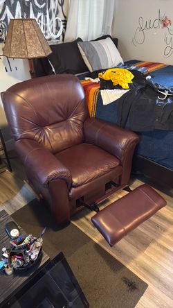 Burgundy Leather Recliner Armchair/ New!!! Going for cheap!