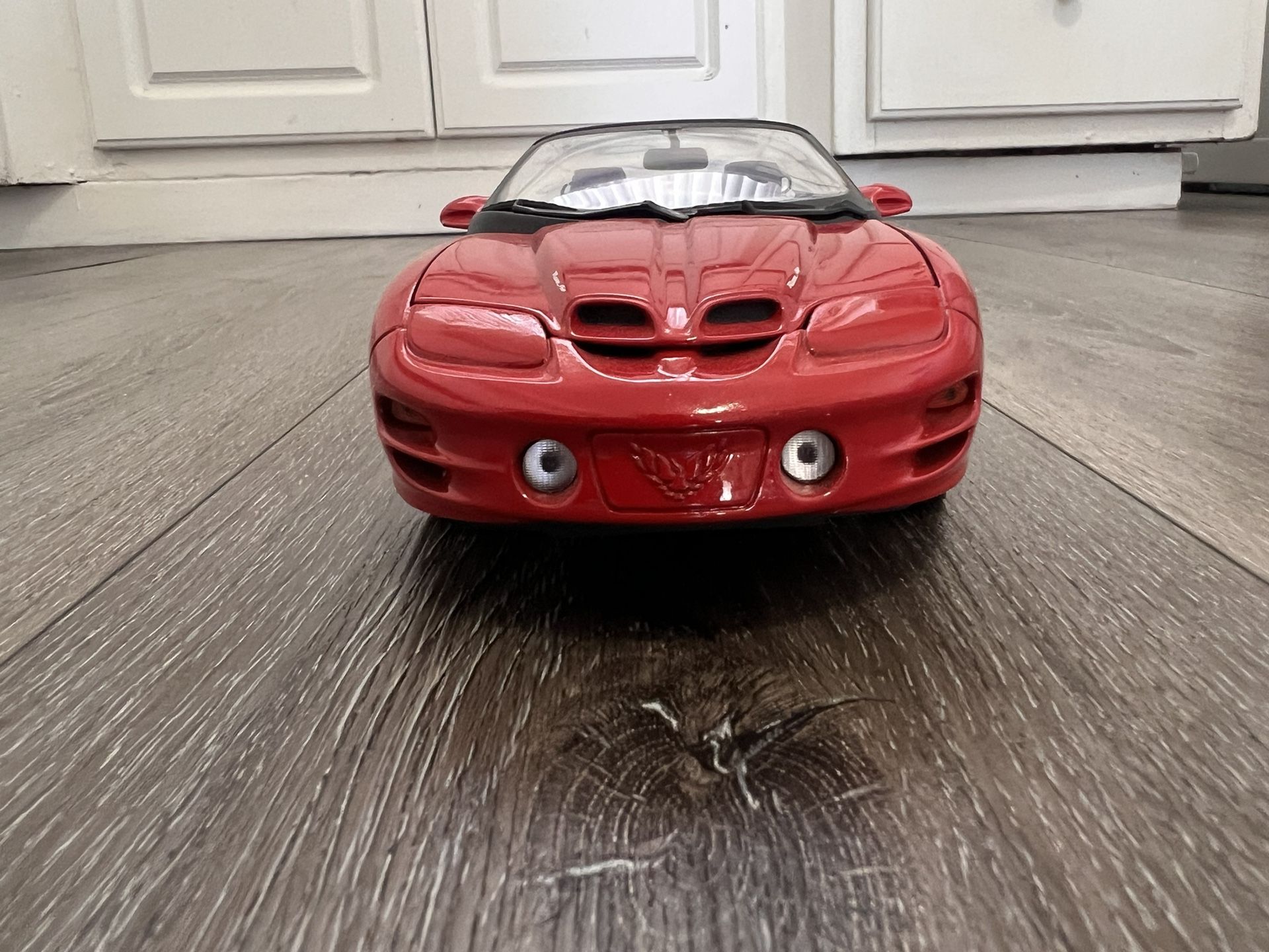 Diecast 1/18 Scale  Road Signature 1999 Pontiac Firebird 