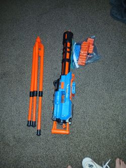 Nerf minigun come with a scope and the bullet holder but no bullets also needs batteries