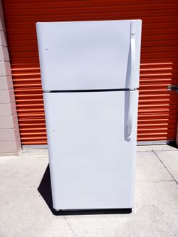 Free Delivery Super Clean Works Perfectly Kenmore 18 CuFt Refrigerator Fridge Plugged in and Cold When You Come To Look