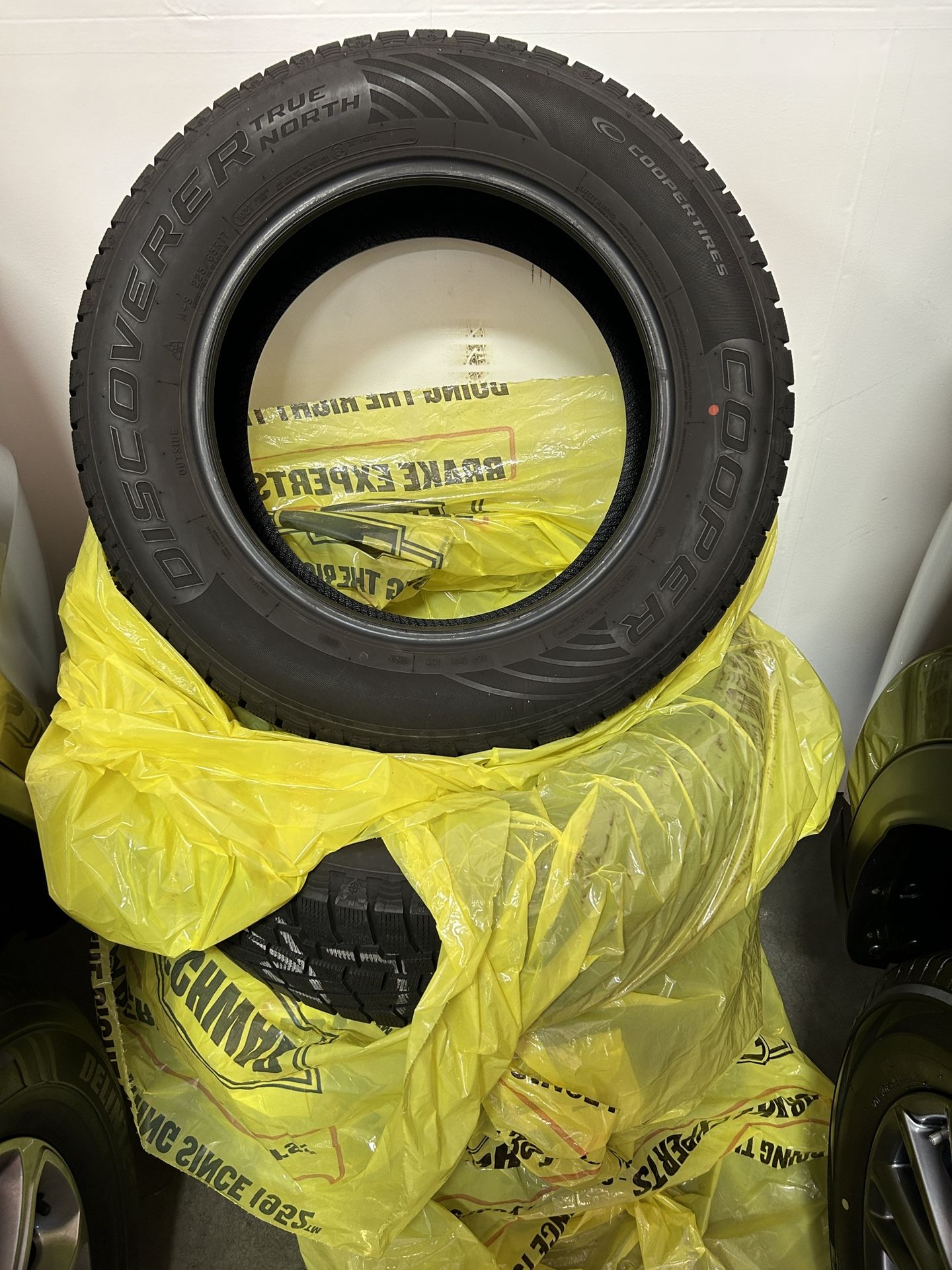 4 Cooper Discoverer Studless Snow Tires Near new 225/65/17 for Sale in