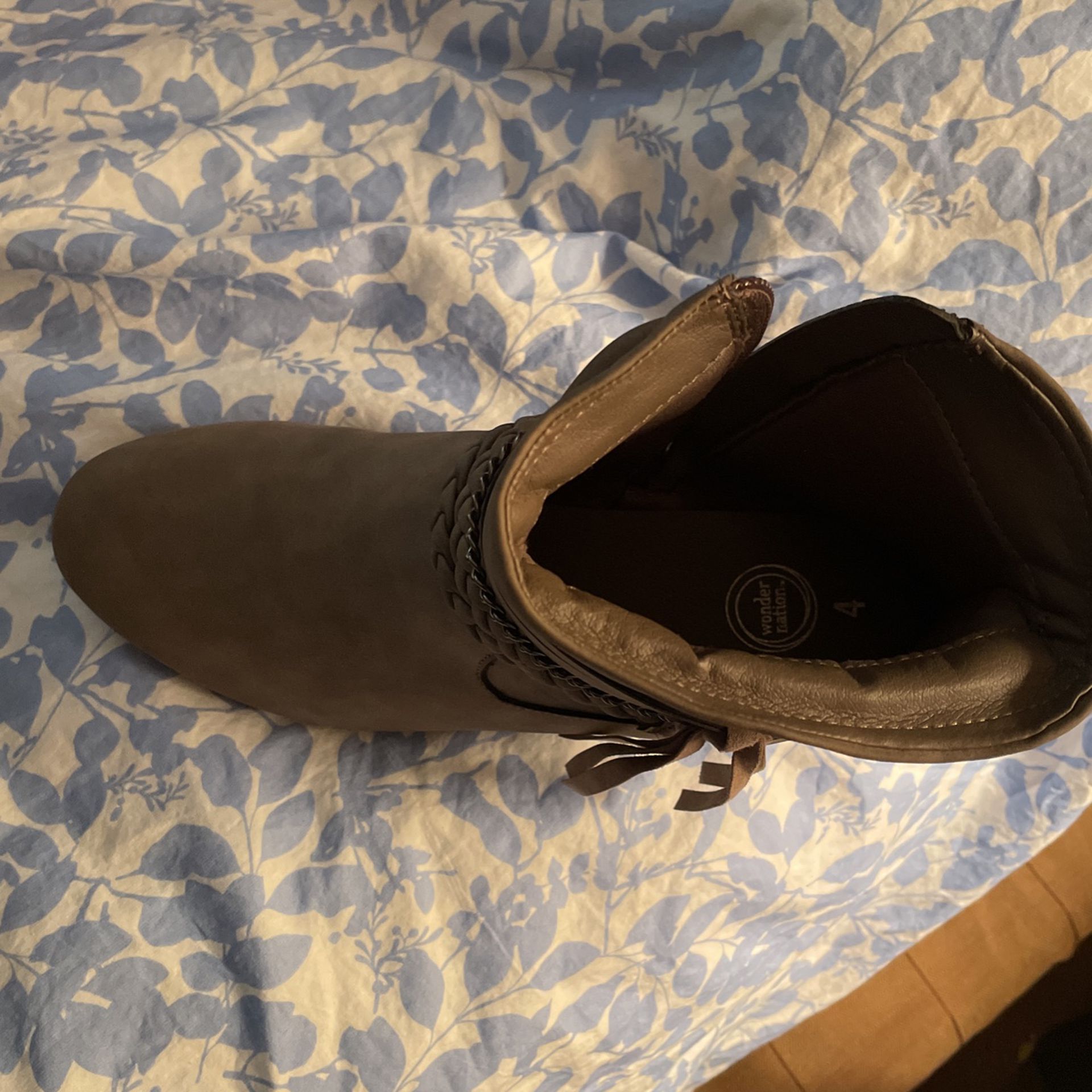 Girls Boots Size 4.  In good condition. 