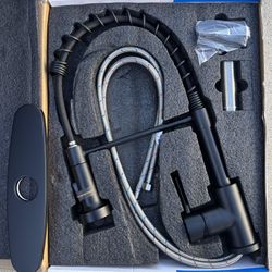 NEW Single Handle Kitchen Faucet w/ Pull Down Sprayer & Base Plate - Matte Black-$45