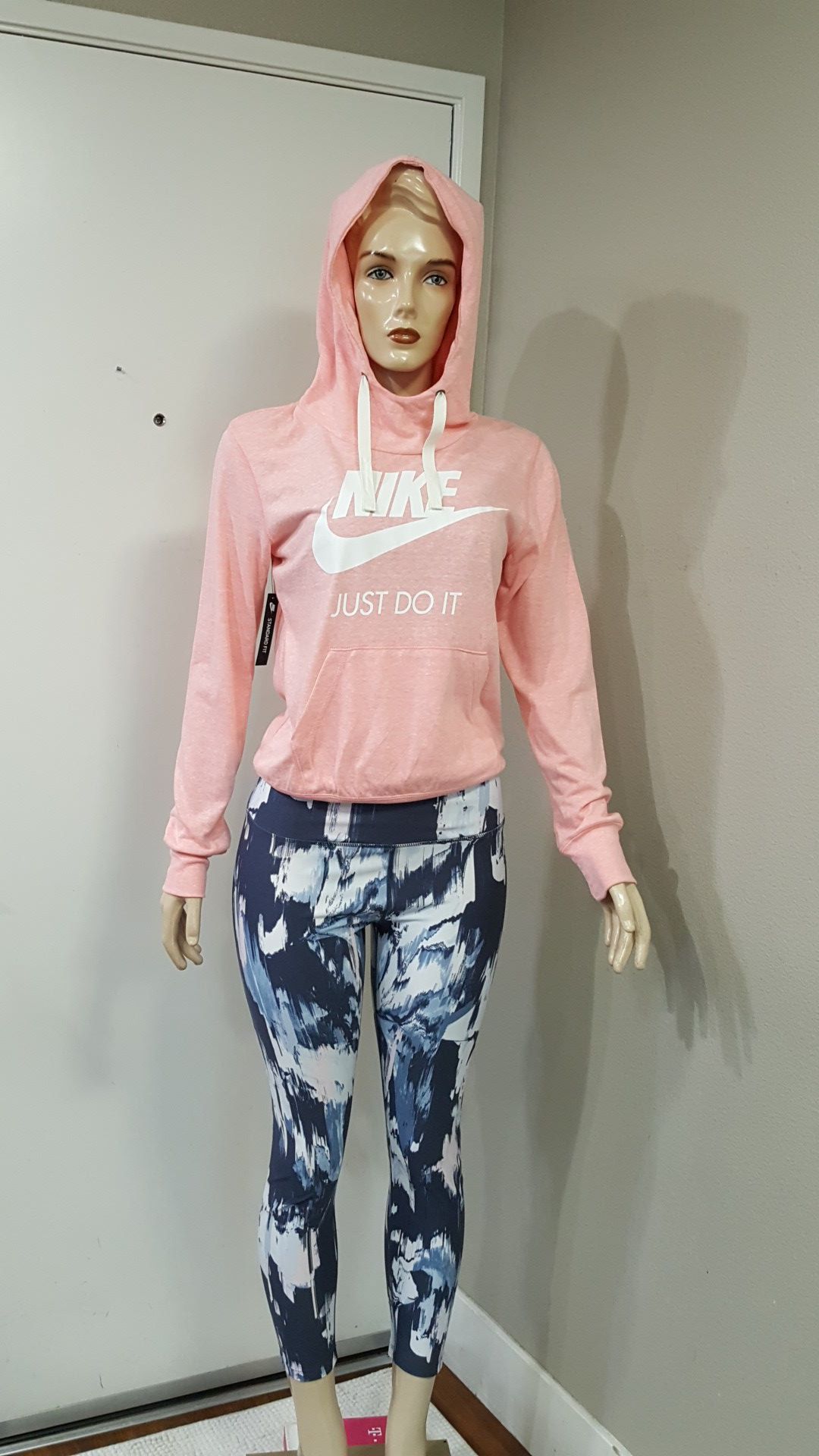 NEW WOMEN'S NIKE SIZE SMALL NEW WITH TAGS