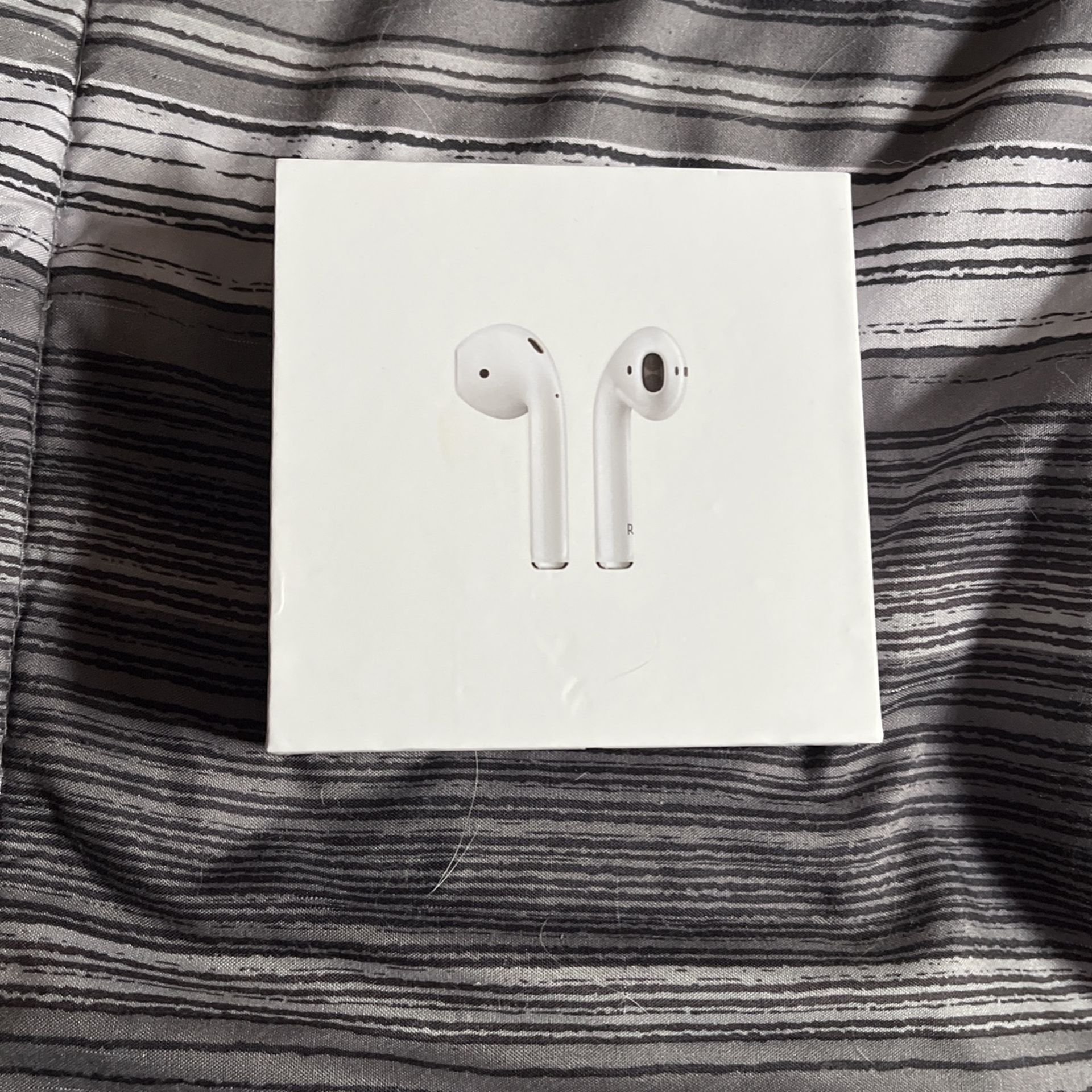 AirPods 2nd Generation With Wireless Charging Case