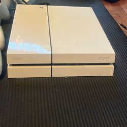 White PlayStation 4 PS4 +4 DualShock Controllers And Controller Dock