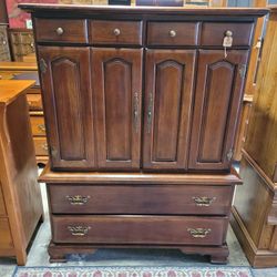 BEAUTIFUL CABINET/ DRESSER 