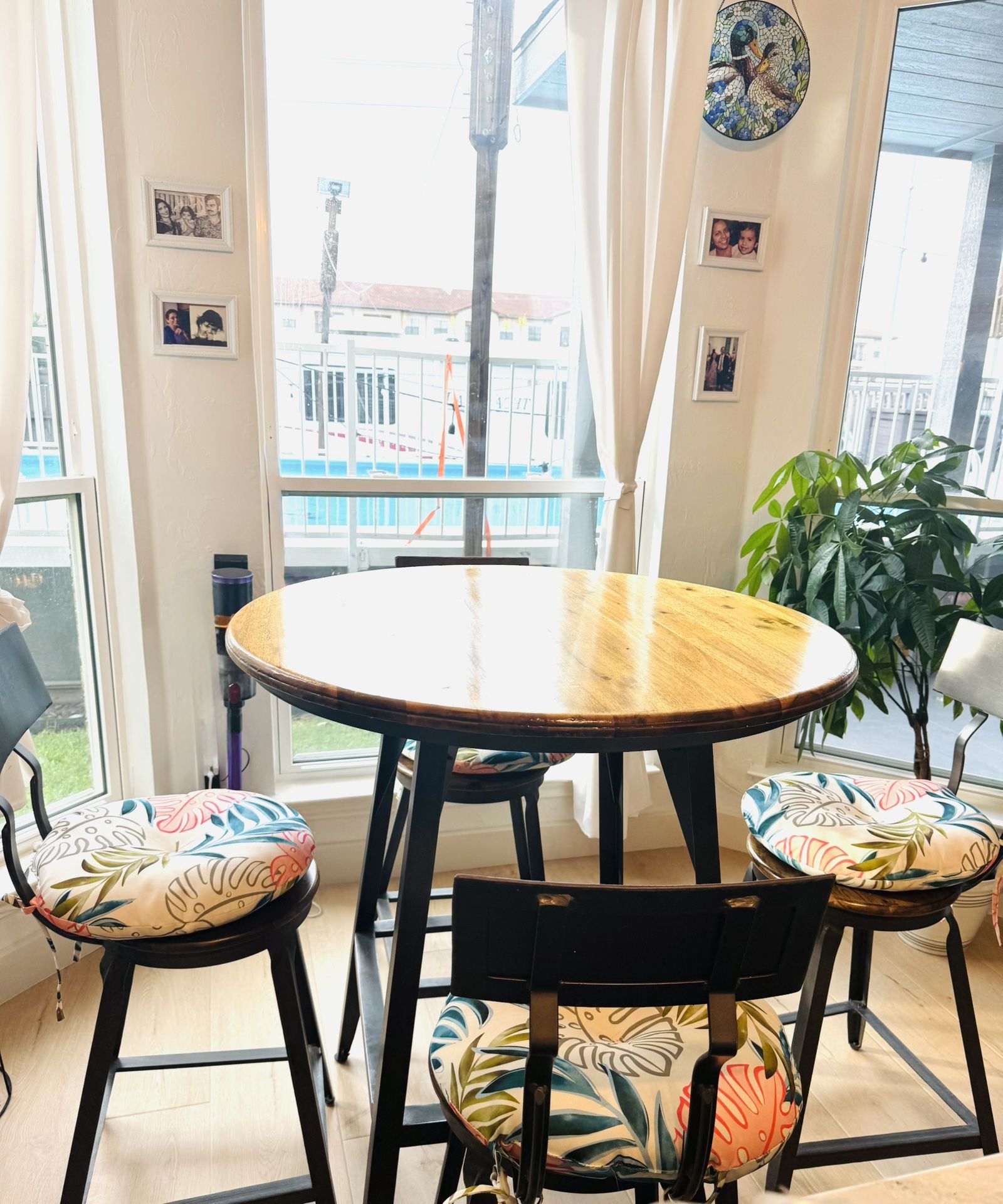 Beautiful Round Table With Chairs