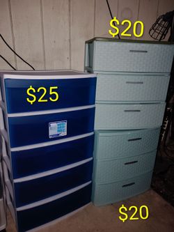Wide containers doesn't come with wheels use but clean price on the picture