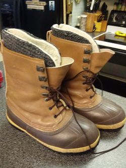 SOREL SIZE 8 TO 9 COLD WEATHER BOOTS NEVER USED