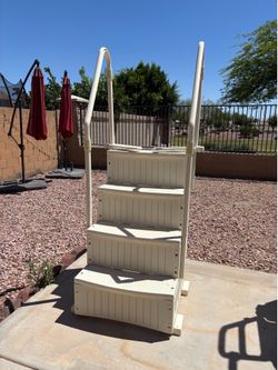 Above ground pool step
