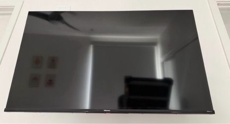 Hisense 43” Smart TV (Model 43A65H) with Wall Mount
