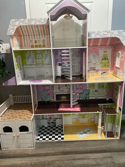 LARGE DOLL HOUSE