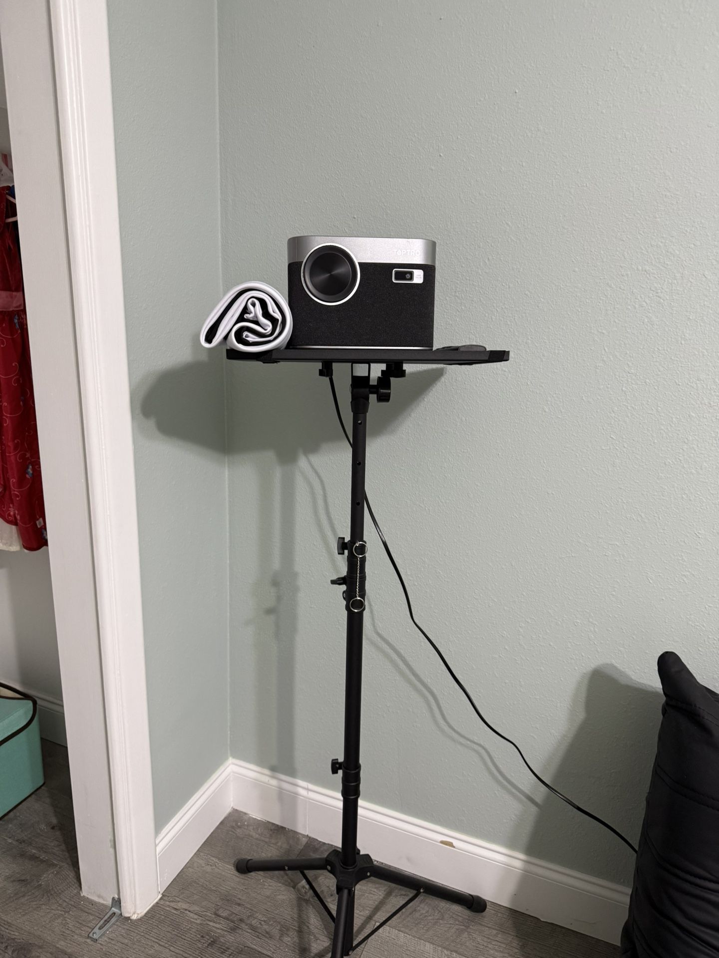 Projector with Stand And Screen