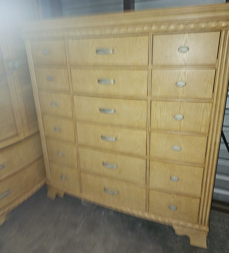 King Size Bedroom Set - In New Condition