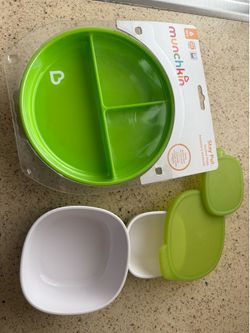 Munchkin new suction plate and 4moms containersx2