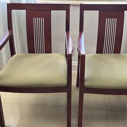 Par De Sillas Con Reposabrazos ,estructura Fuerte De Madera Color Caoba/cereza Y Asientos Acolchonados