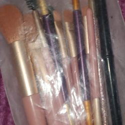 TINY MAKEUP  BRUSHES 
