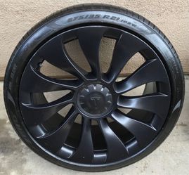 1 Tesla Model Y Performance Uberturbine 21” rear tire has 99% tread