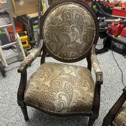 Accent Chairs 