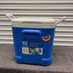 Igloo cube cooler 12qt, 14 can plastic cooler