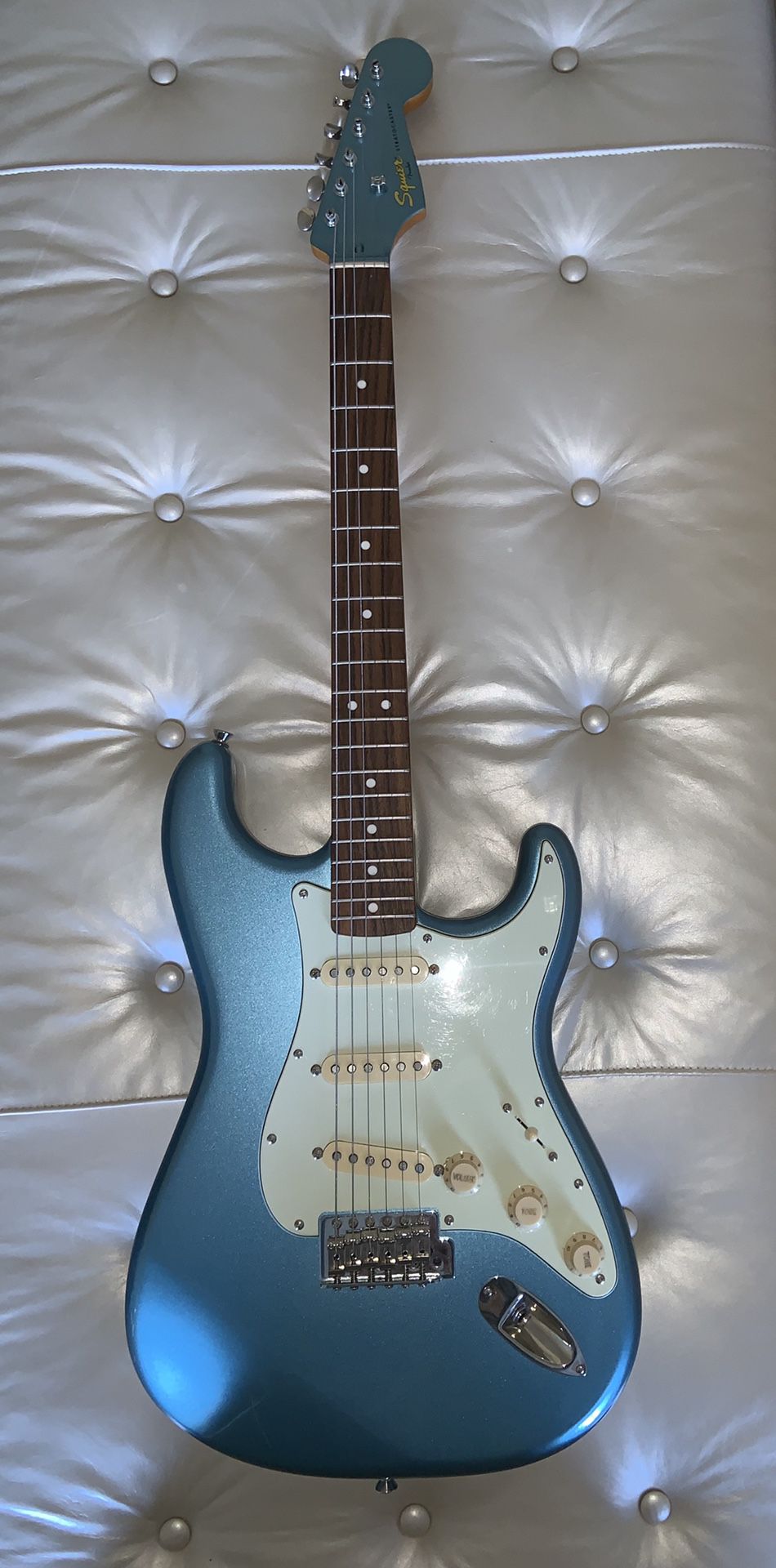 CLASSIC VIBE STRATOCASTER GUITAR '60S WITH MATCHING HEAD CAP