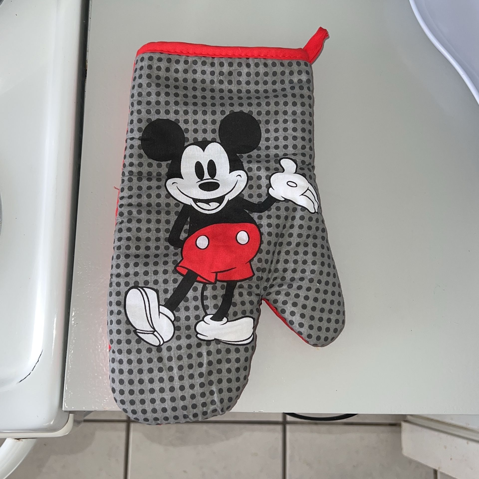 Disney Mickey Oven mitten $5