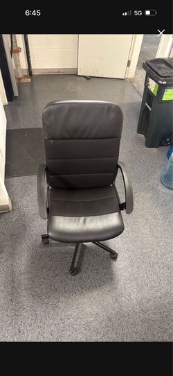 Swivel adjustable office chair