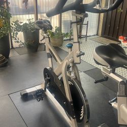 ES700 Indoor Cycle