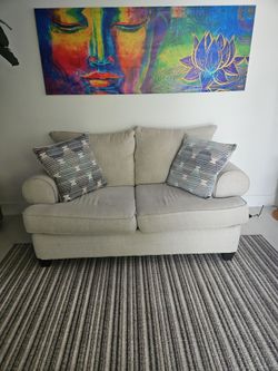 Love seat $150 buda cuadro $100 alfombra $100
