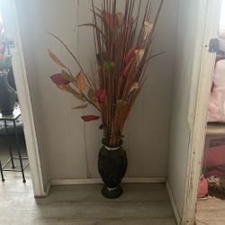 Florero Negro Con Flores Naranja 