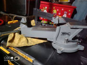 Central Machinery 4 in. Swivel vise with Anvil