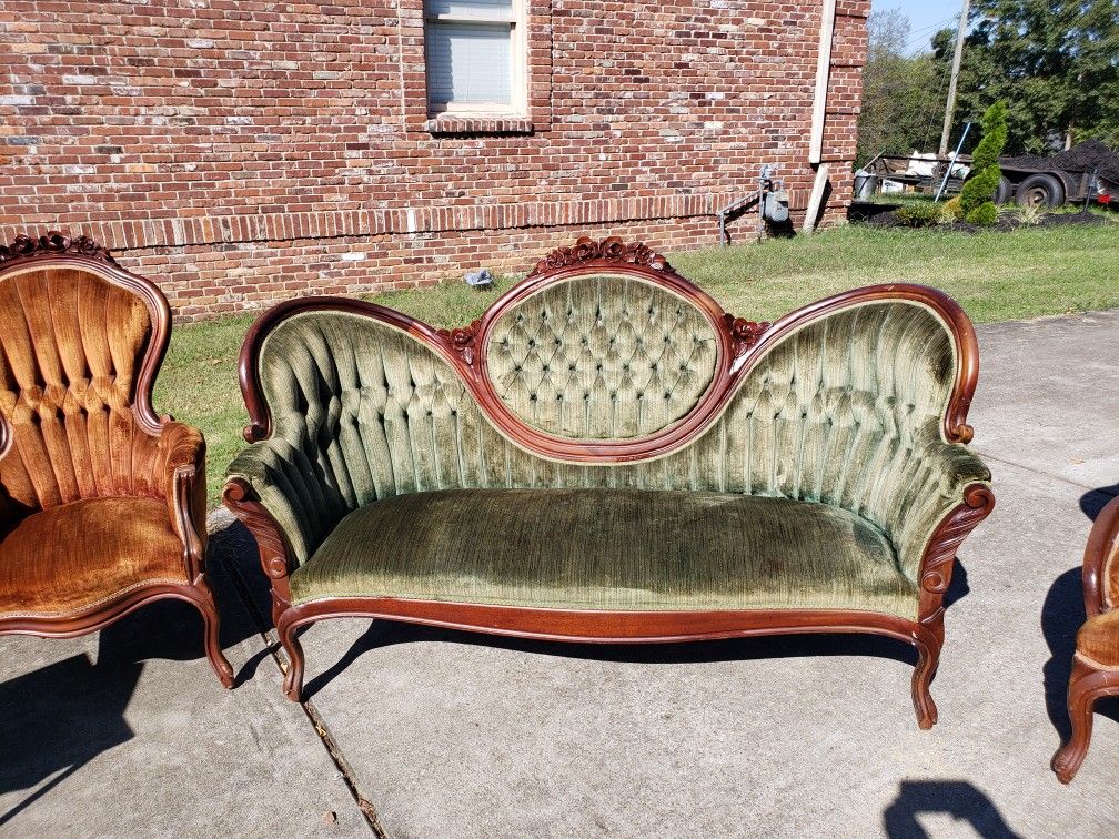 ￼

Pelham, Shell, & Leckie, Inc. Antiquie Victoiran Settee And Chair Set
