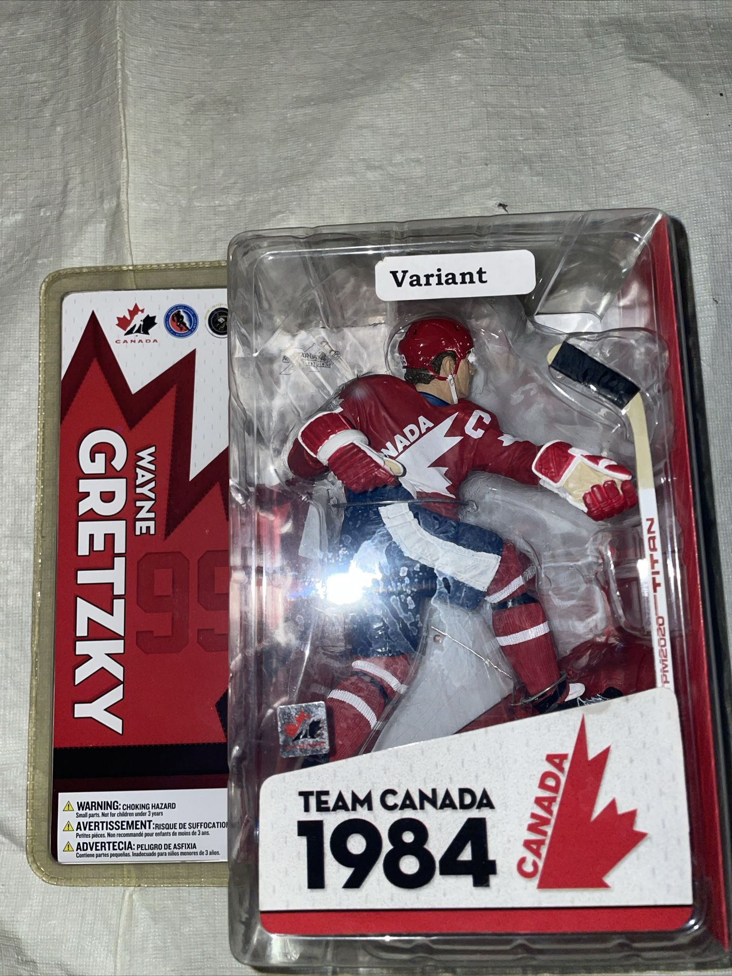 Red McFarlane Wayne Gretzky Team Canada 1984 jersey CHASE action figure 2005 Nip