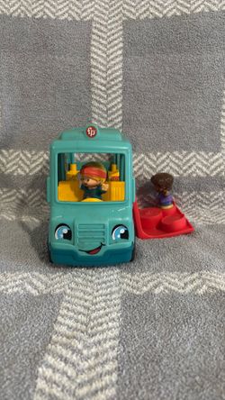 Fisher-Price Little People Serve It Up Food Truck Musical Toddler Toy Vehicle with 2 Figures