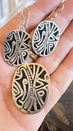 Vintage Sterling Silver Set Of A Brooch/pin And A Pair Of Earrings 