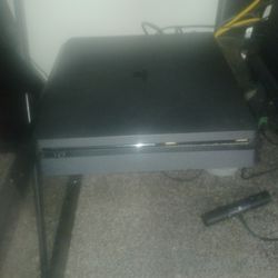 Ps4 Slim... 3 Controllers, 4 Games.... 