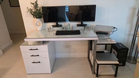 Modern desk with drawers