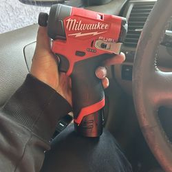 Milwaukee M12 impact driver 1/4 hex