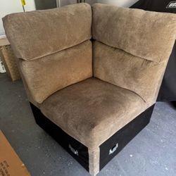 Free Raymour Flanagan Sectional Sofa Corner only ( can be used as a corner chair )🪑 