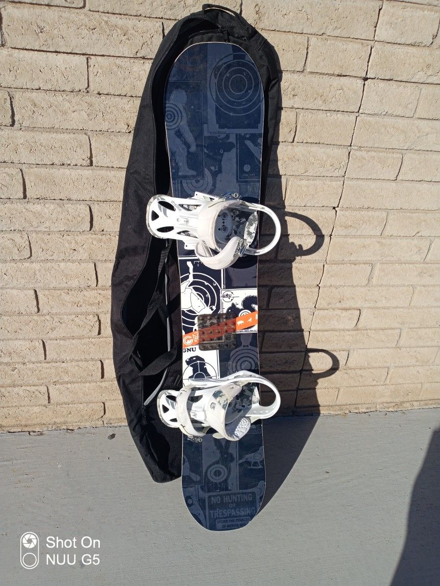 Gnu Snowboard Burton Bindings w Bag 156