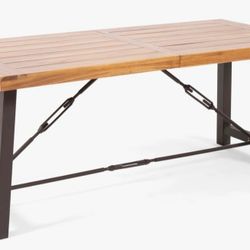 Indoor/outdoor Table